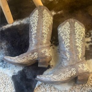 Embroidered Western Cowboy Boots - Brown and Cream